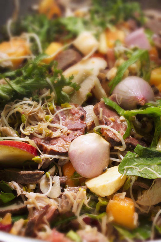 无人,竖图,俯视,室内,特写,白天,蔬菜,阴影,朦胧,模糊,新鲜,反射,影子,生菜,莴苣,肉,生食,蔬菜沙拉,沙拉,食品,色拉,沙律,肉类,食物,摄影,有机食品,绿色食品,影棚,色拉酱,千岛酱,肉食,春菜,鹅仔菜,莴仔菜,千金菜,叶用莴苣,彩图,高角度拍摄,影棚拍摄,拍摄