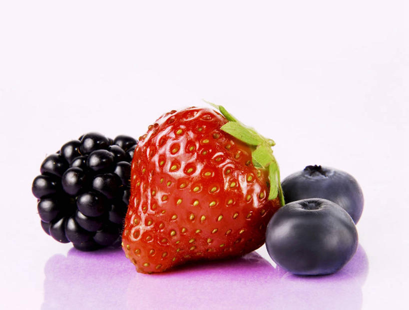 无人,横图,俯视,室内,特写,白天,草莓,浆果,蓝莓,黑莓,水果,阴影,紫色背景,新鲜,反射,影子,生食,食品,果实,食物,红色,紫色,摄影,有机食品,绿色食品,影棚,露莓,洋莓,水果皇后,山都柿,蓝浆果,蓝靛果,红莓,地莓,彩图,高角度拍摄,影棚拍摄,拍摄