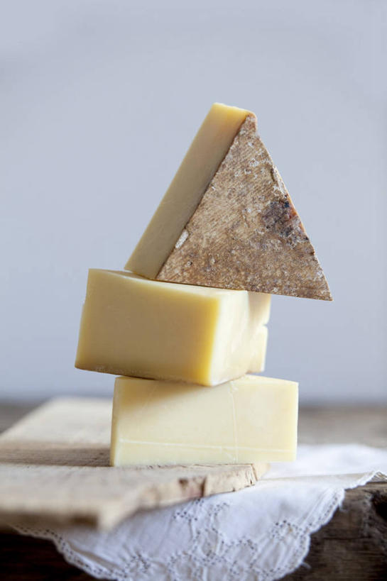 奶酪,无人,竖图,室内,特写,白天,白色背景,正面,桌面,桌子,餐具,三块,一堆,阴影,堆叠,堆积,反射,木制,碟子,盘,影子,干酪,起司,芝士,营养,盘子,木制品,碟,乳酪,摄影,影棚,堆,乳制品,发酵,蓝纹奶酪,斯提耳顿干酪,彩图,影棚拍摄,拍摄