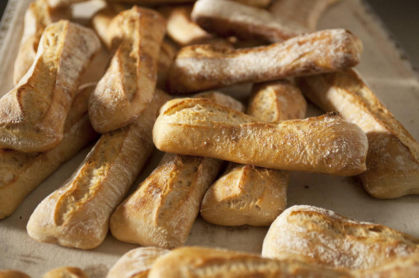 点心,面包,无人,横图,俯视,室内,特写,白天,桌面,桌子,一堆,许多,阴影,堆叠,堆积,朦胧,模糊,反射,木制,影子,食品,面点,法国面包,食物,糕点,木制品,摄影,影棚,堆,法棍,长棍面包,法式长棍面包,彩图,高角度拍摄,影棚拍摄,拍摄