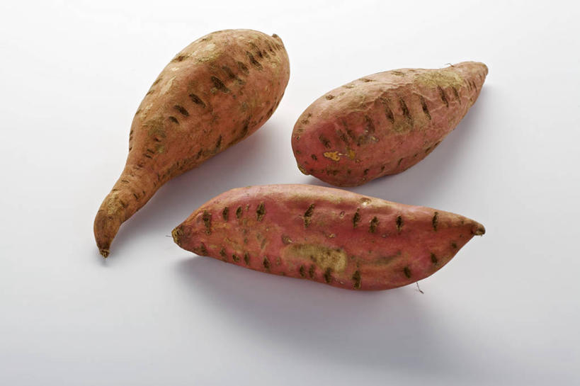 无人,横图,俯视,室内,特写,白天,白色背景,餐桌,桌子,红薯,蔬菜,阴影,新鲜,反射,影子,食品,食物,排列,三个,摄影,有机食品,绿色食品,影棚,餐台,摆列,山芋,甘薯,番薯,地瓜,彩图,高角度拍摄,影棚拍摄,拍摄,布列,分列