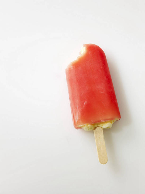 无人,竖图,俯视,室内,特写,白天,白色背景,餐桌,桌子,阴影,反射,木制,棍子,影子,清凉,棒冰,冰棍,一个,粉色,木制品,冷饮,舒服,摄影,影棚,单个,餐台,解暑,冰棒,解渴,舒爽,消暑,冰条,彩图,高角度拍摄,影棚拍摄,拍摄