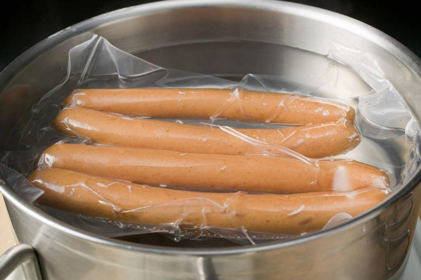 无人,横图,俯视,室内,特写,白天,烹饪,水,餐桌,桌子,厨具,袋子,金属制品,阴影,反射,金属,锅子,液体,影子,塑料,水滴,肉,香肠,腊肠,锅,肉类,一个,塑料制品,单个,餐台,锅具,肉食,塑封,烹饪用具,烹调用具,烹调,彩图,高角度拍摄,密封袋,塑封袋