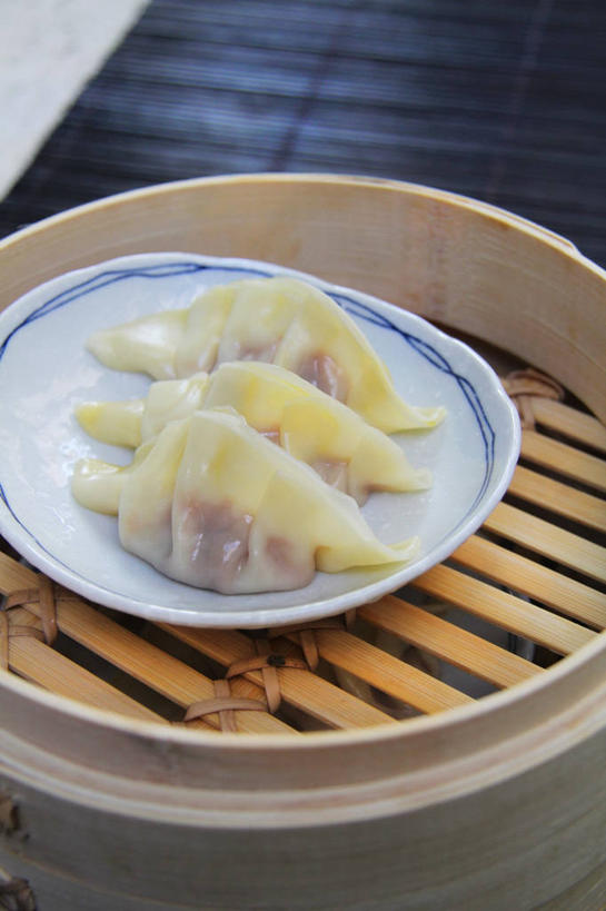 点心,蒸笼,无人,竖图,俯视,室内,特写,白天,烹饪,中餐,桌面,桌子,餐具,厨具,一排,阴影,竹制,整齐,反射,木制,碟子,盘,影子,料理,食品,饺子,面点,小吃,美食,食物,排列,三个,一个,盘子,木制品,碟,中式,虾饺,单个,竹制品,队列,笼屉,蒸饺,烹饪用具,烹调用具,烹调,彩图,高角度拍摄