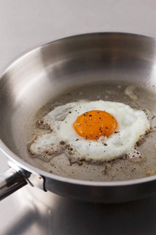 无人,竖图,俯视,室内,特写,白天,烹饪,桌面,桌子,厨具,金属制品,阴影,反射,金属,木制,锅子,影子,蛋,荷包蛋,鸡蛋,煎蛋,锅,一个,木制品,单个,锅具,烹饪用具,卵,煎鸡蛋,烹调用具,烹调,彩图,高角度拍摄