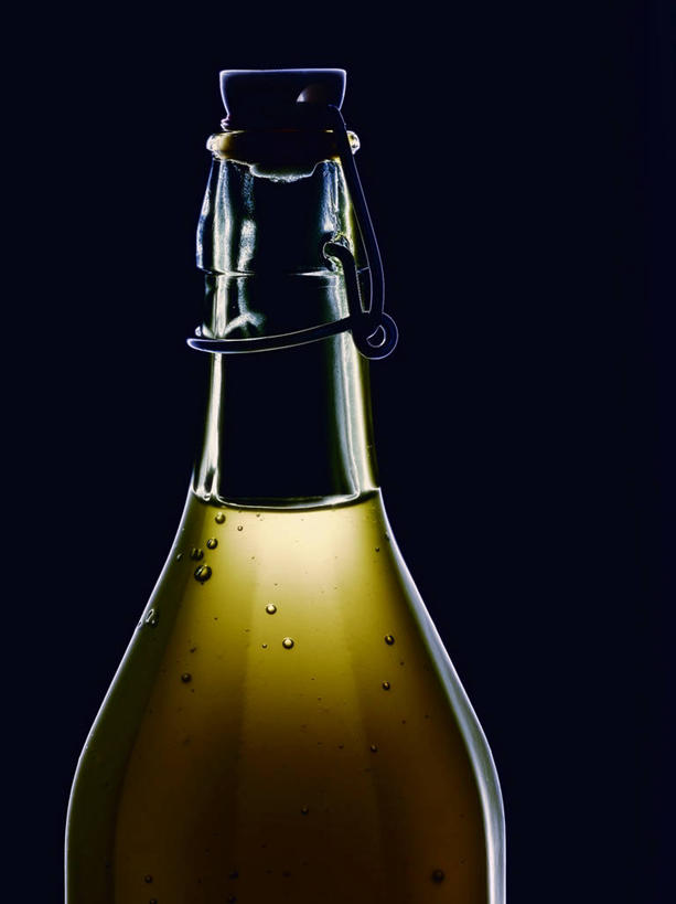 无人,竖图,俯视,室内,特写,白天,桌面,桌子,橄榄,水果,阴影,黑色背景,新鲜,反射,木制,影子,生食,食用油,油,橄榄油,食品,果实,玻璃制品,食物,一个,玻璃瓶,木制品,瓶子,摄影,有机食品,绿色食品,影棚,单个,植物油,青果,白榄,彩图,高角度拍摄,影棚拍摄,拍摄