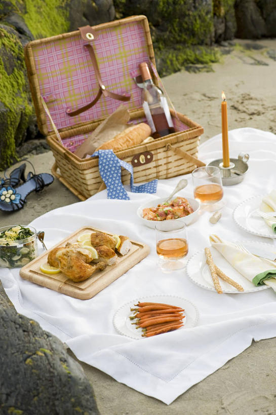 无人,竖图,俯视,室外,白天,沙滩,蜡烛,阴影,光线,火焰,篮子,沙子,影子,烛光,坐垫,海岸,鸡肉,肉,案板,沙地,燃烧,肉类,砧板,点燃,肉食,野餐垫,野餐地毯,多功能毯,食物篮,海滩,彩图,高角度拍摄,野餐篮