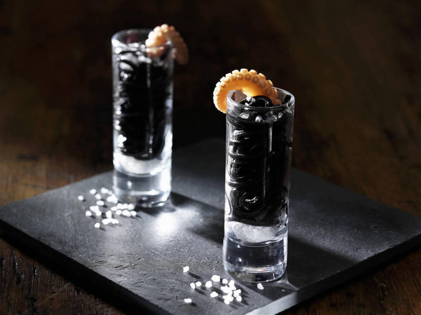 海鲜,无人,横图,俯视,室内,特写,白天,餐桌,桌子,章鱼,杯子,一块,阴影,反射,木制,影子,案板,水产,海洋生物,玻璃制品,砧板,两个,木制品,水杯,餐台,石吸,死牛,望潮,坐蛸,水生动物,海产品,水生物,海底动物,玻璃杯,石居,八爪鱼,彩图,高角度拍摄