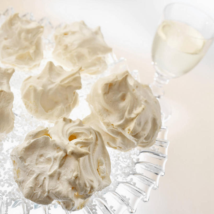 点心,无人,方图,俯视,室内,特写,白天,桌面,桌子,餐具,玻璃,阴影,反射,木制,碟子,盘,影子,食品,甜点,甜品,玻璃制品,食物,糕点,一个,盘子,木制品,碟,甜食,奶油,单个,乳制品,激凌,克林姆,淇淋,彩图,高角度拍摄