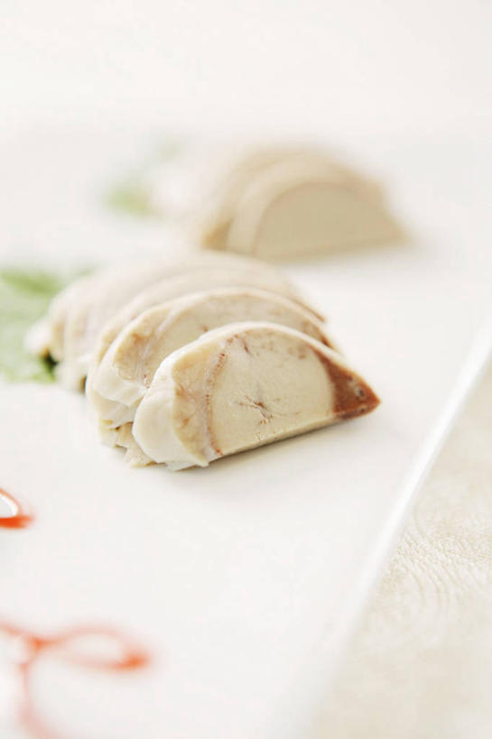 内脏,无人,竖图,俯视,室内,特写,白天,白色背景,烹饪,中餐,餐具,阴影,朦胧,模糊,反射,碟子,盘,影子,料理,食品,菜肴,美食,食物,盘子,碟,中式,摄影,佳肴,影棚,器官,动物器官,鸭肝,彩图,高角度拍摄,影棚拍摄,拍摄