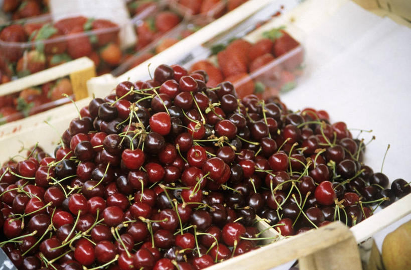 无人,横图,俯视,室内,特写,白天,桌面,桌子,樱桃,水果,一堆,许多,阴影,堆叠,堆积,新鲜,反射,木制,影子,生食,食品,果实,食物,紫色,木制品,有机食品,绿色食品,堆,大樱桃,樱珠,莺桃,英桃,楔桃,牛桃,荆桃,车厘子,彩图,高角度拍摄