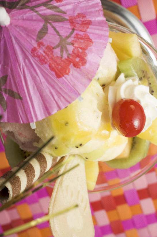 无人,竖图,俯视,室内,特写,白天,餐桌,桌子,阴影,装饰,反射,伞,影子,纸伞,冰激凌,清凉,冷饮,巧克力,舒服,冰淇淋,摄影,影棚,餐台,朱古力,华丽,修饰,解暑,点缀,解渴,雪糕,小伞,舒爽,衬托,美观,雅致,雅观,冰糕,消暑,鸡尾酒伞,酒杯伞,伞签,彩图,高角度拍摄,影棚拍摄,拍摄