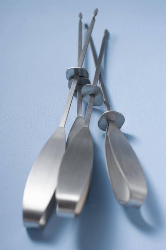 无人,竖图,俯视,室内,特写,白天,餐桌,桌子,金属制品,阴影,蓝色背景,反射,金属,工具,影子,三个,摄影,影棚,餐台,取食签,彩图,高角度拍摄,影棚拍摄,拍摄