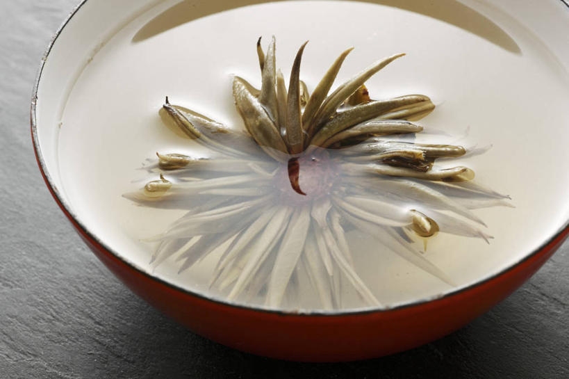 无人,横图,俯视,室内,特写,白天,幸福,茶,桌面,桌子,茉莉花,杯子,阴影,反射,木制,影子,茶叶,饮品,娱乐,茉莉,一个,木制品,水杯,花茶,享受,休闲,温馨,放松,乐趣,保健,养生,单个,花草茶,舒适,莫利花,没丽,没利,末莉,末利,香魂,茉莉花茶,茉莉香片,香花茶,香片,熏花茶,茶杯,彩图,高角度拍摄,抹厉,木梨花