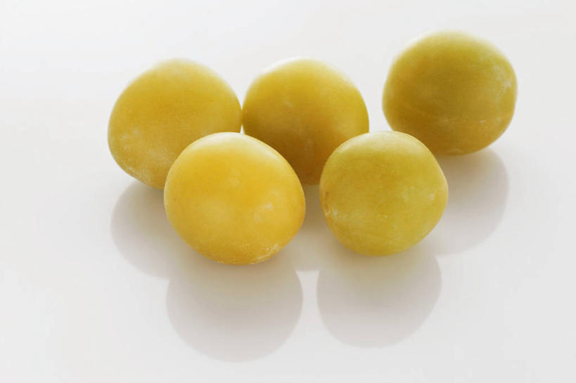 无人,横图,俯视,室内,特写,白天,白色背景,桌面,桌子,李子,水果,五个,一排,许多,阴影,新鲜,整齐,并列,并排,反射,木制,影子,生食,食品,果实,食物,排列,黄色,木制品,摄影,有机食品,绿色食品,影棚,队列,平行,布拉斯李,黄香李,彩图,高角度拍摄,影棚拍摄,拍摄