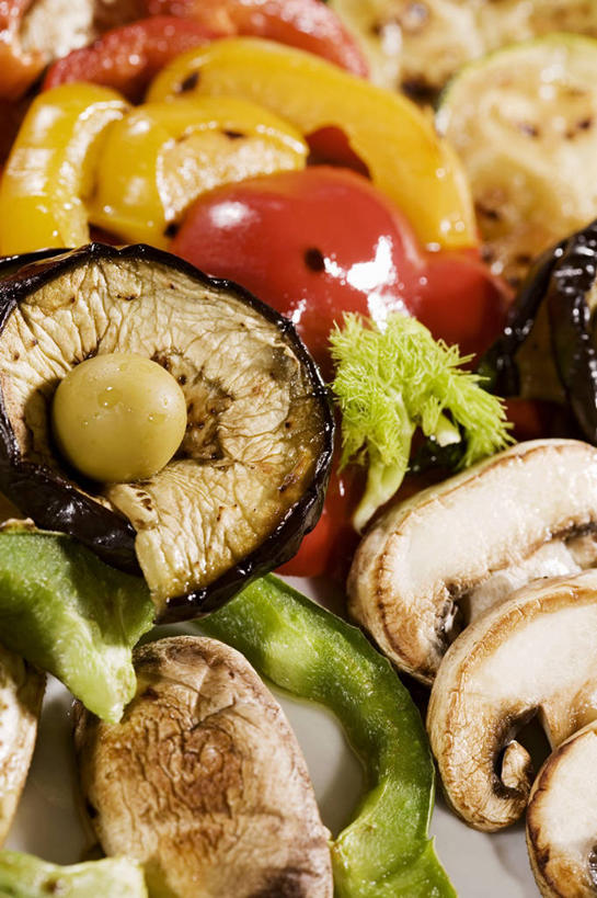 无人,竖图,俯视,室内,特写,白天,餐桌,桌子,辣椒,蔬菜,一堆,切开,阴影,堆叠,堆积,新鲜,反射,影子,菌菇,香菇,食品,菌类,食物,切,食用菌,有机食品,绿色食品,餐台,堆,剖面,彩椒,切面,辣角,红海椒,大椒,辣虎,广椒,甜椒,柿子椒,辣子,海椒,番椒,灯笼椒,彩图,高角度拍摄