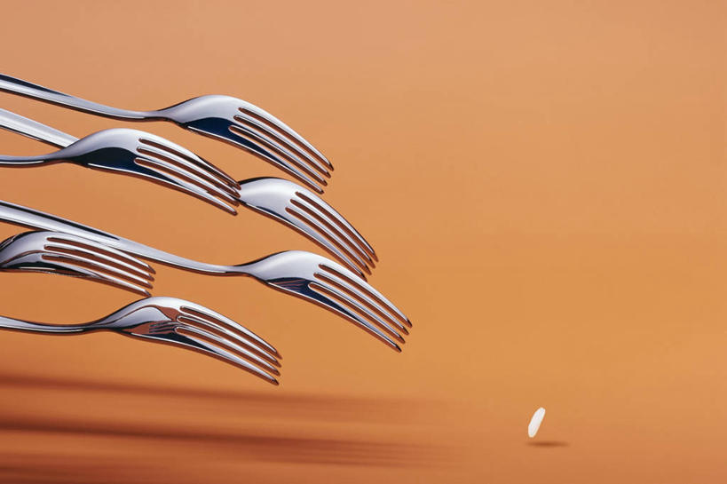 米饭,无人,横图,俯视,室内,特写,白天,餐桌,桌子,餐具,一排,许多,橙色背景,阴影,整齐,反射,叉子,影子,饭,很多,排列,摄影,影棚,餐台,五谷,队列,一粒,餐叉,进餐用具,彩图,高角度拍摄,影棚拍摄,拍摄