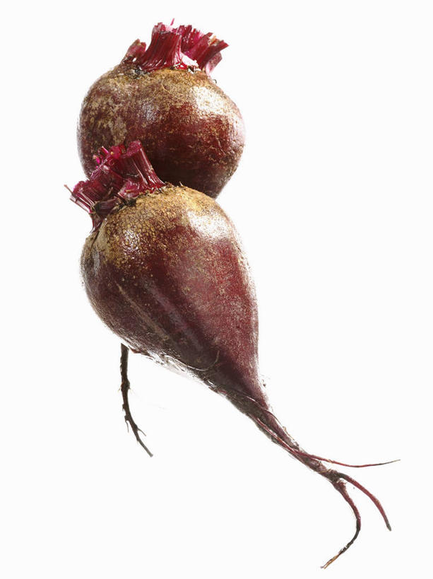 无人,竖图,俯视,室内,特写,白天,白色背景,桌面,桌子,蔬菜,阴影,新鲜,反射,木制,影子,食品,食物,两个,木制品,摄影,有机食品,绿色食品,影棚,根甜菜,红菜头,甜菜根,菾菜,紫菜头,糖萝卜,彩图,高角度拍摄,影棚拍摄,拍摄