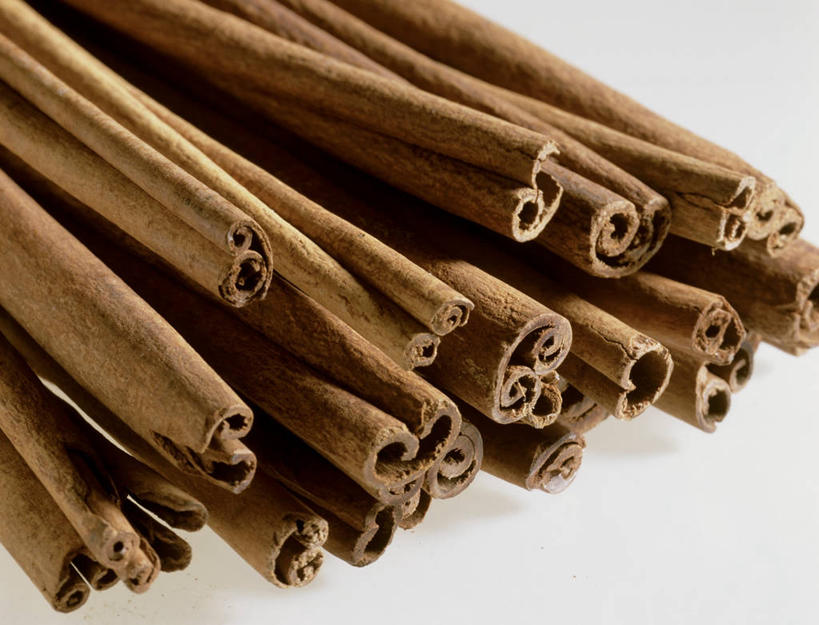 无人,横图,俯视,室内,特写,白天,白色背景,桌面,桌子,一堆,阴影,堆叠,堆积,反射,木制,影子,调味,香料,佐料,棕色,肉桂,木制品,摄影,影棚,堆,配料,桂皮,作料,官桂,牡桂,筒桂,香桂,玉桂,彩图,高角度拍摄,影棚拍摄,拍摄