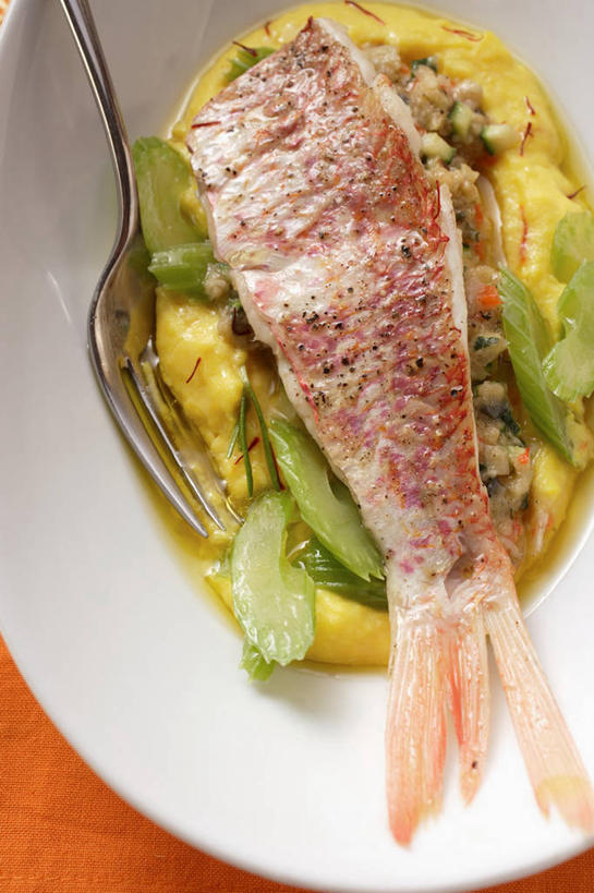 海鲜,无人,竖图,俯视,室内,特写,白天,烹饪,西餐,桌面,桌子,蔬菜,餐具,金属制品,阴影,新鲜,反射,金属,木制,鱼,叉子,影子,陶瓷,肉,鱼肉,料理,食品,陶瓷制品,土豆泥,水产,菜肴,美食,肉类,鱼类,海洋生物,食物,一个,木制品,容器,碗,西式,佳肴,有机食品,绿色食品,单个,储藏,储存,水生动物,海产品,水生物,肉食,海底动物,餐叉,绯鲵鲣,马铃薯泥,薯蓉,进餐用具,彩图,高角度拍摄,贮存