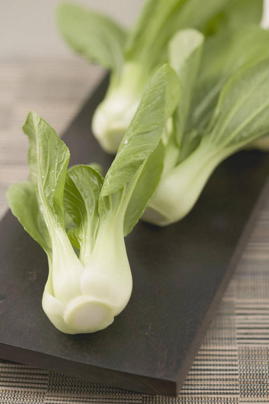 无人,竖图,俯视,室内,特写,白天,餐桌,桌子,蔬菜,叶子,一块,阴影,朦胧,模糊,新鲜,反射,木制,影子,青菜,食品,绿叶,案板,砧板,食物,绿色,木制品,嫩叶,有机食品,绿色食品,餐台,小白菜,不结球白菜,叶,叶片,彩图,高角度拍摄