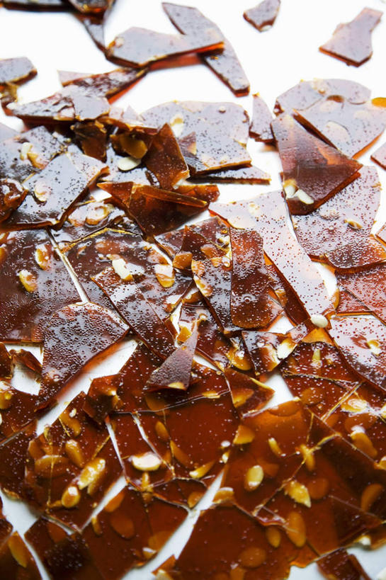 无人,竖图,俯视,室内,特写,白天,餐桌,桌子,许多,阴影,反射,影子,食品,糖,糖果,甜点,甜品,褐色,很多,食物,甜食,餐台,焦糖,硬糖,彩图,高角度拍摄