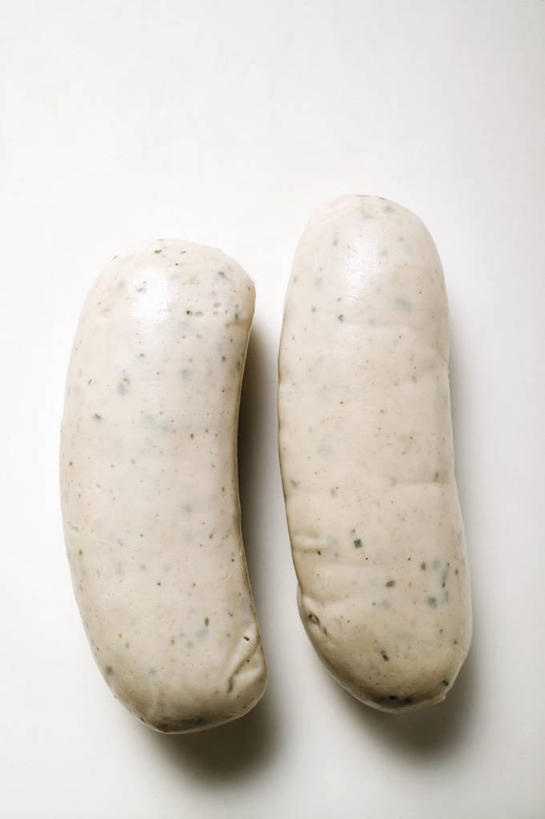 无人,竖图,俯视,室内,特写,白天,白色背景,桌面,桌子,阴影,反射,纹路,木制,纹理,影子,香肠,腊肠,两个,白色,木制品,摄影,影棚,肌理,彩图,高角度拍摄,影棚拍摄,拍摄