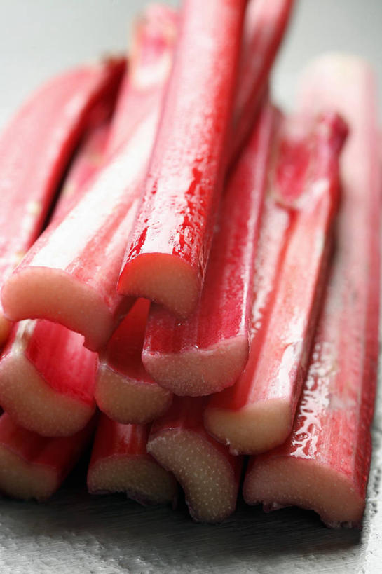 无人,竖图,俯视,室内,特写,白天,植物,桌面,桌子,一堆,许多,阴影,堆叠,堆积,朦胧,模糊,反射,木制,影子,草药,药草,中药,红色,木制品,堆,药材,中草药,大黄,中药材,本草,川军,蜀大黄,熟大黄,彩图,高角度拍摄