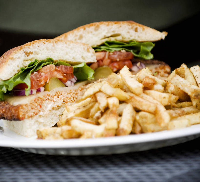 点心,面包,无人,横图,俯视,室内,特写,白天,烹饪,西餐,餐桌,桌子,蔬菜,餐具,一堆,许多,阴影,堆叠,堆积,朦胧,模糊,新鲜,反射,碟子,盘,影子,生菜,莴苣,三明治,料理,食品,面点,薯条,菜肴,美食,食物,糕点,一个,白色,盘子,碟,快餐,西式,摄影,佳肴,有机食品,绿色食品,影棚,单个,餐台,堆,西式快餐,三文治,春菜,鹅仔菜,莴仔菜,千金菜,叶用莴苣,彩图,高角度拍摄,影棚拍摄,拍摄