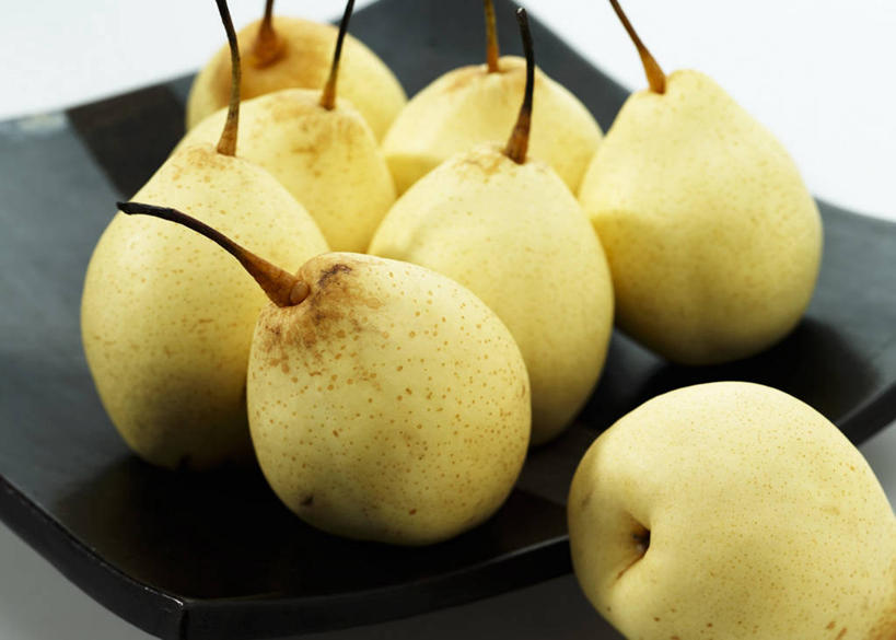 无人,横图,俯视,室内,特写,白天,白色背景,餐桌,桌子,梨,餐具,许多,阴影,反射,碟子,盘,影子,排列,一个,黄色,黑色,盘子,碟,香梨,摄影,影棚,单个,餐台,摆列,生梨,彩图,高角度拍摄,影棚拍摄,拍摄,布列,分列