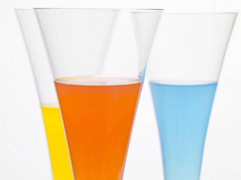 无人,横图,室内,特写,白天,白色背景,正面,杯子,阴影,反射,影子,酒类,三杯,开胃酒,玻璃制品,酒,饮料,三个,黄色,蓝色,水杯,橙色,摄影,影棚,餐前酒,玻璃杯,彩图,影棚拍摄,拍摄