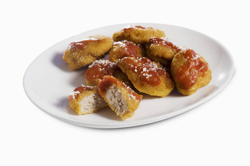 无人,横图,俯视,室内,特写,白天,白色背景,烹饪,餐桌,桌子,餐具,一堆,许多,阴影,堆叠,堆积,反射,碟子,盘,影子,调料,鸡肉,酱料,酱汁,茄汁,肉,油炸,佐料,料理,食品,调味品,调味料,番茄酱,鸡块,酱,菜肴,美食,肉类,食物,一个,白色,盘子,碟,摄影,佳肴,影棚,单个,餐台,堆,炸鸡块,肉食,彩图,高角度拍摄,影棚拍摄,拍摄