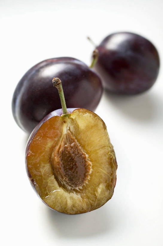 无人,竖图,俯视,室内,特写,白天,白色背景,桌面,桌子,李子,水果,切开,阴影,新鲜,反射,木制,影子,生食,食品,果实,食物,木制品,切,摄影,有机食品,绿色食品,影棚,剖面,切面,红李,鸡血李,杏李,彩图,高角度拍摄,影棚拍摄,拍摄