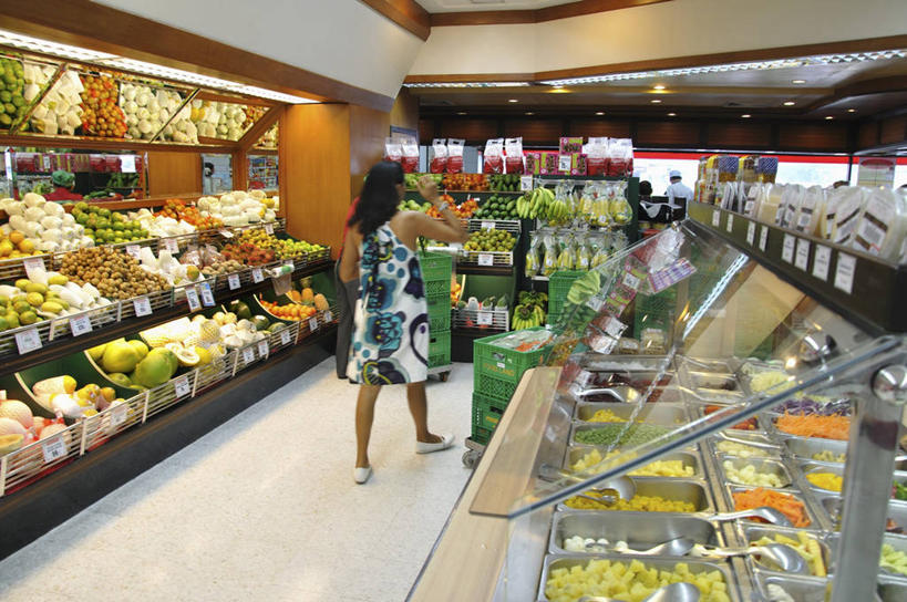 西方人,一个人,商店,走,横图,室内,白天,裙子,购物,消费,超市,蔬菜,欧洲,欧洲人,仅一个年轻女性,仅一个女性,仅一个人,连衣裙,服装,朦胧,模糊,新鲜,电器,食品,冷冻,货架,冷柜,架子,食物,背面,衣服,冷藏柜,金融,百货,服饰,有机食品,绿色食品,冷藏,储藏,冰柜,衣着,穿着,陈列架,选购,贸易,百货公司,血拼,保鲜,超市货架,衣饰,年轻女性,女人,女性,白种人,超级市场,大卖场,步行,散步,走路,彩图,全身,购物商场,购物中心,商业中心