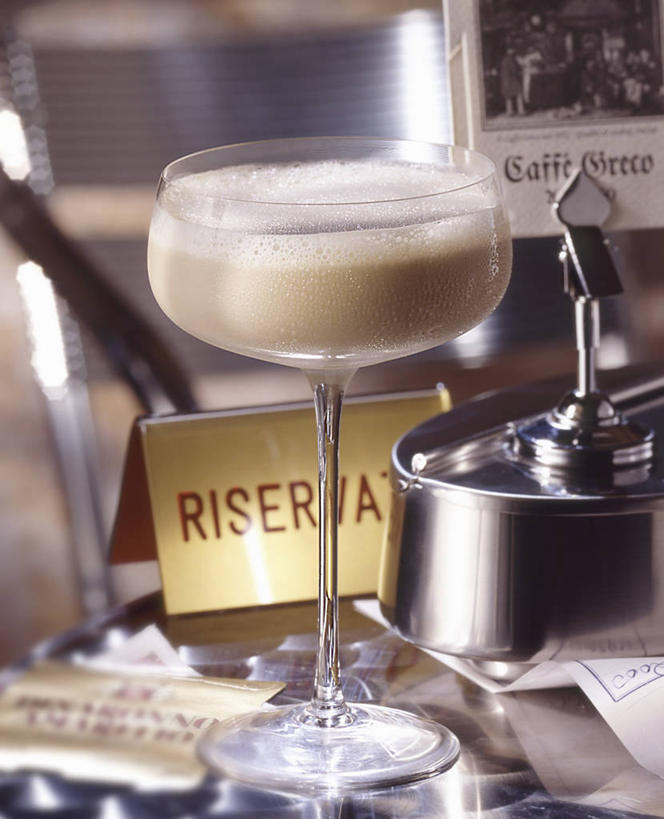 无人,竖图,俯视,室内,特写,白天,餐桌,桌子,杯子,阴影,反射,英文,标志,高脚杯,文字,影子,字符,字母,酒类,一杯,标识,玻璃制品,酒,饮料,一个,酒杯,单个,餐台,英文字母,利口酒,蒸馏酒,鸡尾酒杯,餐后甜酒,玻璃杯,彩图,高角度拍摄