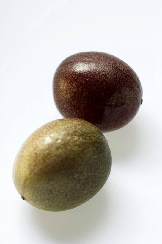 无人,竖图,俯视,室内,特写,白天,白色背景,餐桌,桌子,水果,阴影,新鲜,反射,影子,生食,食品,果实,食物,两个,红色,绿色,百香果,西番莲,摄影,有机食品,绿色食品,影棚,餐台,鸡蛋果,受难果,巴西果,彩图,高角度拍摄,影棚拍摄,拍摄