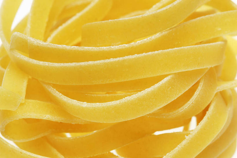 面食,面条,无人,横图,俯视,室内,特写,白天,白色背景,阴影,反射,纹路,纹理,影子,面,黄色,摄影,影棚,肌理,彩图,高角度拍摄,影棚拍摄,拍摄