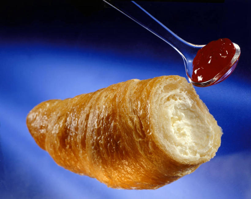 点心,面包,无人,横图,俯视,室内,特写,白天,桌面,桌子,一把,阴影,黑色背景,朦胧,模糊,反射,木制,影子,勺子,食品,面点,羊角面包,食物,糕点,蓝色,木制品,调羹,汤匙,果酱,牛角面包,摄影,影棚,果子酱,彩图,高角度拍摄,影棚拍摄,拍摄