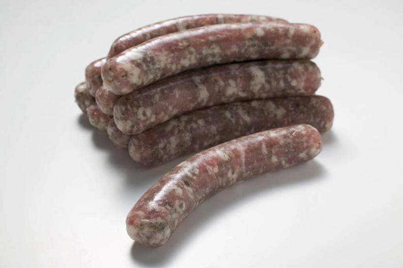 无人,横图,俯视,室内,特写,白天,白色背景,餐桌,桌子,一堆,许多,阴影,堆叠,堆积,反射,影子,肉,香肠,腊肠,肉类,摄影,影棚,餐台,堆,肉食,德式香肠,彩图,高角度拍摄,影棚拍摄,拍摄