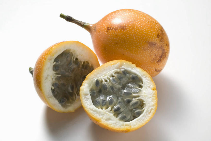 无人,横图,俯视,室内,特写,白天,白色背景,桌面,桌子,水果,切开,阴影,新鲜,反射,木制,影子,生食,食品,果实,食物,三个,黄色,木制品,百香果,切,西番莲,摄影,有机食品,绿色食品,影棚,剖面,切面,鸡蛋果,受难果,巴西果,彩图,高角度拍摄,影棚拍摄,拍摄