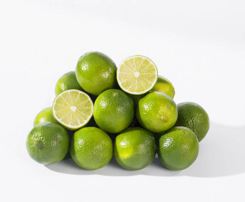 无人,横图,俯视,室内,特写,白天,白色背景,桌面,桌子,水果,一排,切开,阴影,新鲜,整齐,反射,木制,影子,生食,食品,果实,食物,排列,绿色,木制品,切,摄影,有机食品,绿色食品,影棚,堆,队列,剖面,切面,酸橙,代代,橙子,橙,彩图,高角度拍摄,影棚拍摄,拍摄