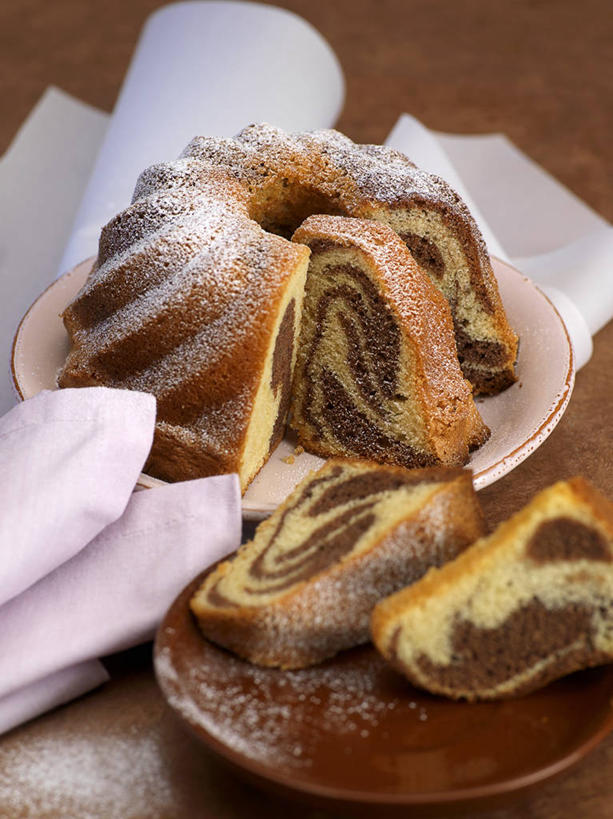 点心,无人,竖图,俯视,室内,特写,白天,下午茶,桌面,桌子,阴影,反射,木制,包装,包装纸,粉末,影子,纸,调料,食品,糖,纸张,调味品,调味料,食物,糕点,餐巾,木制品,粉,包装材料,牛皮纸,粉状,粉剂,大理石蛋糕,保洁方巾,口布,彩图,高角度拍摄,蛋糕