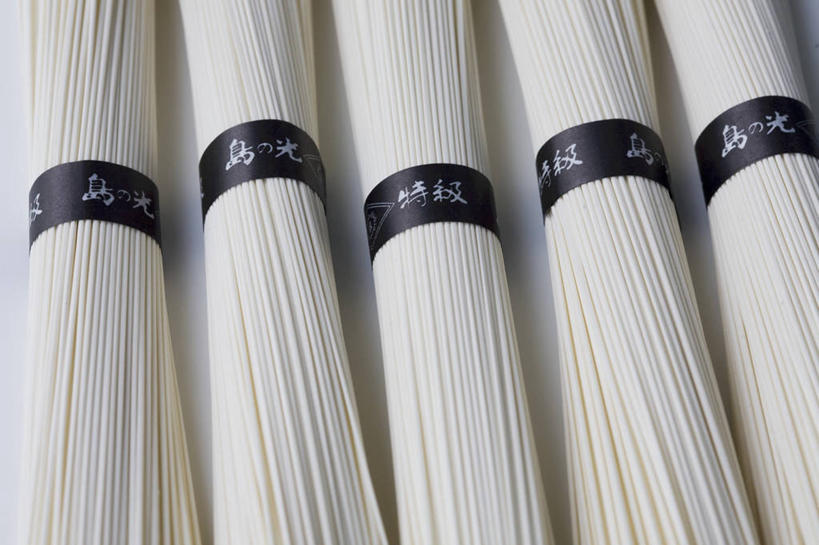 面食,面条,无人,横图,俯视,室内,特写,白天,白色背景,桌面,桌子,一排,阴影,整齐,反射,木制,影子,面,排列,白色,木制品,摄影,影棚,队列,彩图,高角度拍摄,影棚拍摄,拍摄