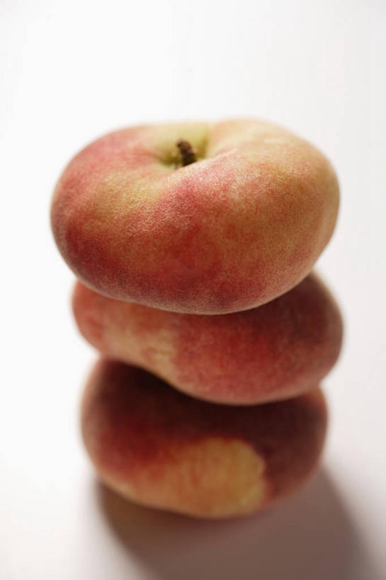 无人,竖图,俯视,室内,特写,白天,白色背景,桌面,桌子,桃子,水果,一堆,阴影,堆叠,堆积,新鲜,反射,木制,影子,生食,食品,果实,食物,三个,红色,木制品,黄桃,摄影,有机食品,绿色食品,影棚,堆,肺果,彩图,高角度拍摄,影棚拍摄,拍摄