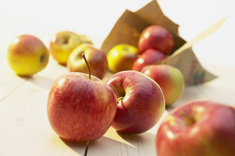 无人,横图,俯视,室内,特写,白天,白色背景,桌面,桌子,苹果,袋子,礼物,水果,许多,阴影,朦胧,模糊,新鲜,反射,木制,包装袋,影子,纸袋,生食,食品,果实,食物,红色,木制品,摄影,礼品,有机食品,绿色食品,影棚,礼品袋,彩图,高角度拍摄,影棚拍摄,拍摄