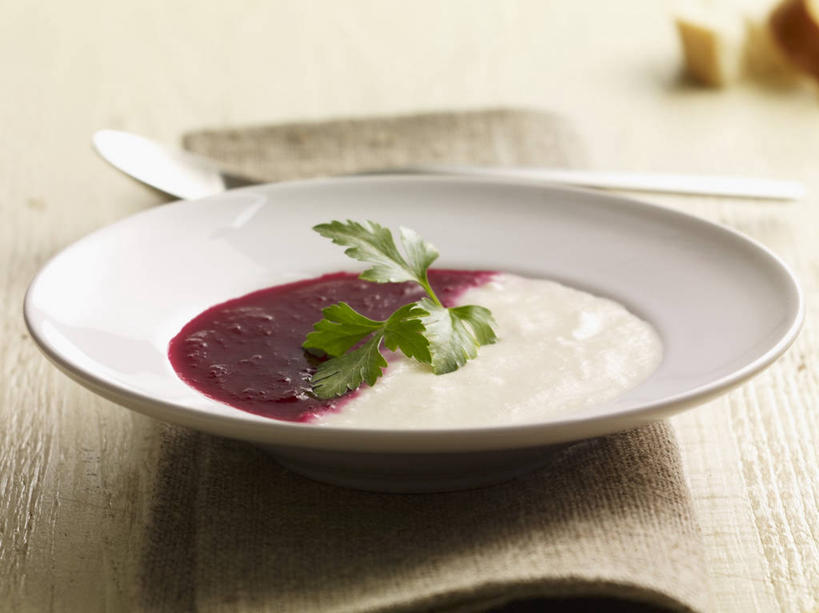 无人,横图,俯视,室内,特写,白天,烹饪,西餐,桌面,桌子,餐具,叶子,阴影,朦胧,模糊,反射,木制,碟子,盘,影子,勺子,汤,料理,食品,绿叶,菜肴,美食,食物,红色,盘子,木制品,调羹,碟,汤匙,嫩叶,西式,佳肴,奶油汤,羹汤,叶,叶片,彩图,高角度拍摄