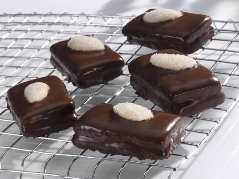 点心,无人,横图,俯视,室内,特写,白天,白色背景,烘焙,餐桌,桌子,金属制品,五个,许多,阴影,反射,金属,影子,食品,曲奇,架子,食物,排列,饼干,零食,摄影,影棚,餐台,曲奇饼,曲奇饼干,摆列,冷却,冷却架,彩图,高角度拍摄,影棚拍摄,拍摄,布列,分列