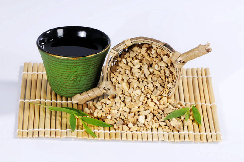 无人,横图,俯视,室内,特写,白天,白色背景,幸福,植物,茶,桌面,桌子,叶子,阴影,反射,木制,滤器,纹理,影子,勺子,茶叶,绿叶,娱乐,绿色,茶具,木制品,享受,休闲,温馨,嫩叶,放松,乐趣,摄影,影棚,提神,舒适,茶器,醒脑,漏勺,肌理,叶,叶片,叶脉,彩图,高角度拍摄,影棚拍摄,拍摄