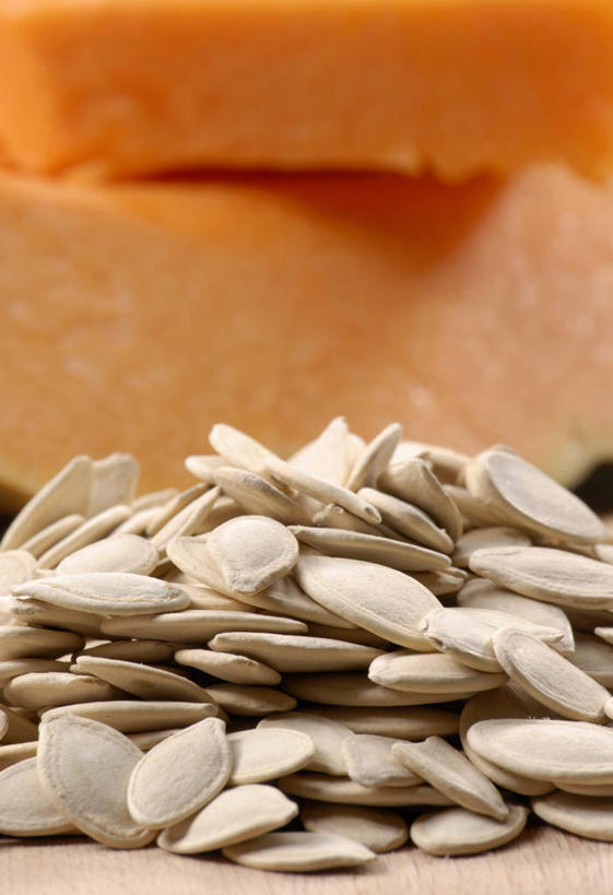 点心,无人,竖图,俯视,室内,特写,白天,餐桌,桌子,南瓜,蔬菜,一堆,阴影,堆叠,堆积,新鲜,反射,影子,金瓜,食品,坚果,小吃,番瓜,食物,零食,有机食品,绿色食品,餐台,堆,瓜子,麦瓜,倭瓜,南瓜子,彩图,高角度拍摄