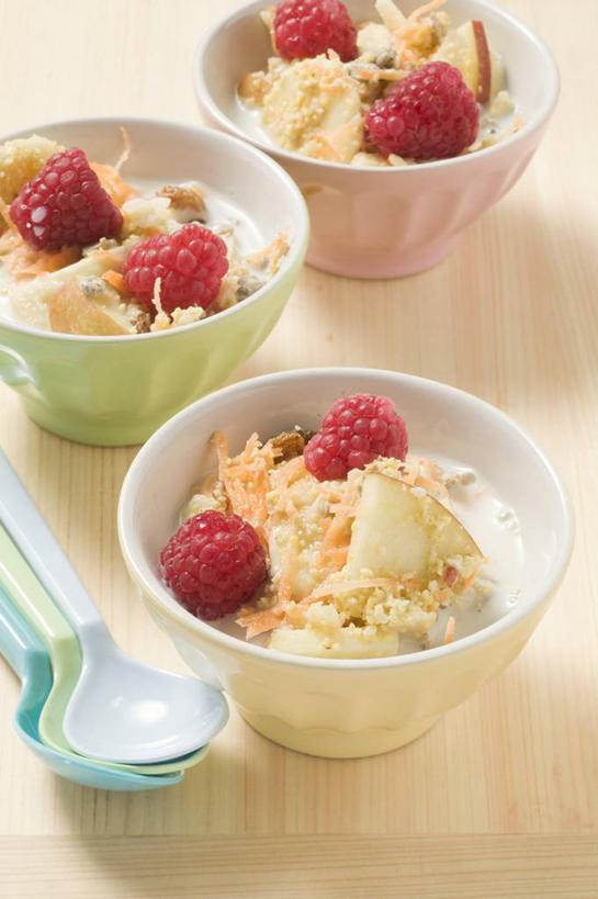 无人,竖图,俯视,室内,特写,白天,早餐,餐桌,桌子,苹果,水果,一堆,许多,阴影,堆叠,堆积,新鲜,反射,影子,勺子,陶瓷,谷物,生食,食品,果实,陶瓷制品,很多,美食,饮食,食物,容器,调羹,汤匙,碗,保健,有机食品,绿色食品,餐台,储藏,堆,麦片,储存,山莓,树莓,三月泡,四月泡,山抛子,刺葫芦,悬钩子,馒头菠,高脚菠,龙船泡,泡儿刺,衣鱼,彩图,高角度拍摄,贮存